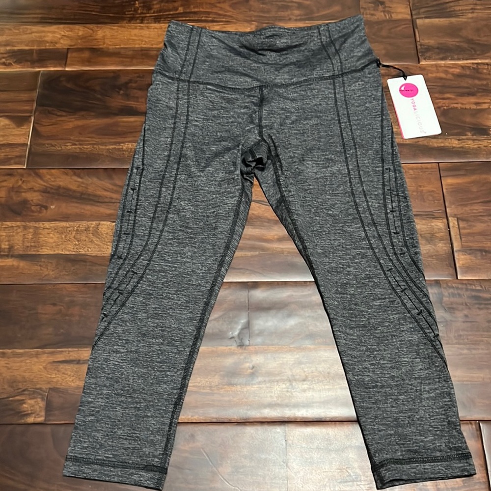 Women’s Yoga Licious  cropped with side slits. Sz L.